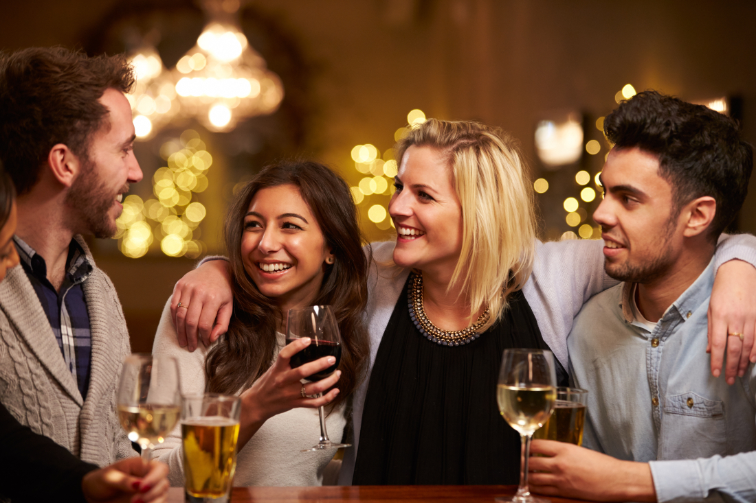 Afterwork, 4 personer dricker alkohol i en barmiljö