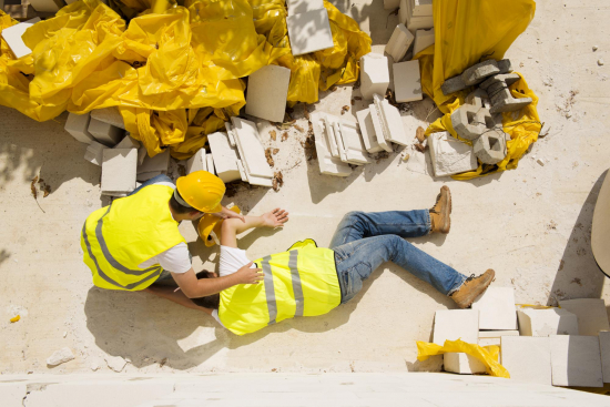 En man som ligger ned på en byggarbetsplats